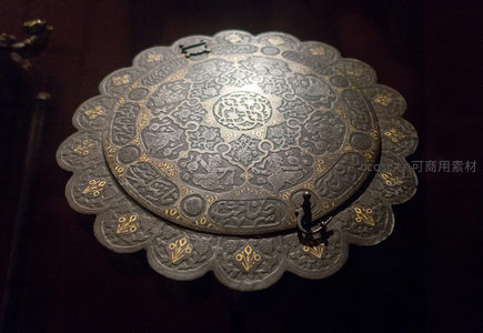 伊斯兰风格银质雕花圆盘，繁复几何与植物纹饰镶嵌金线
