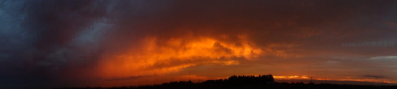  panoramic 火烧云横贯天际，宽幅构图展现风暴前壮阔光影交响
