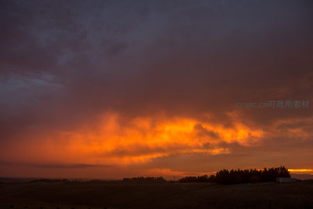 火烧云染红天际，田野静默迎接黄昏降临