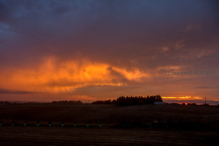 烈焰云层奔涌而至，农野尽头夕阳余晖未熄