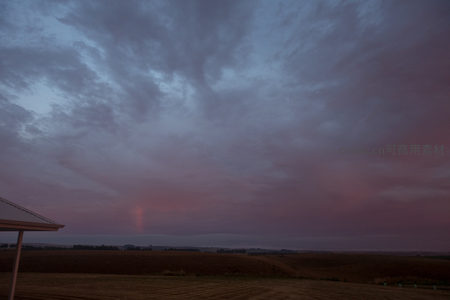 紫霞漫卷天幕，远方微光隐现，田园静默如诗