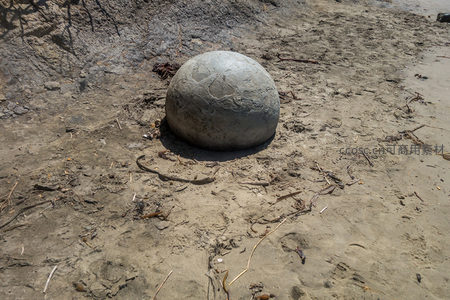 莫埃拉基巨石静卧沙滩，风化纹理诉说亿万年沧桑