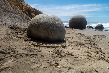 新西兰摩拉基巨石滩上巨型球状岩石特写，海浪轻抚沙滩