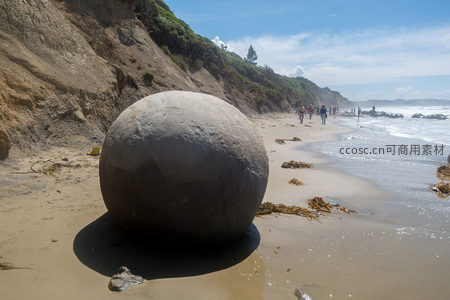 长滩延伸至远方，摩拉基巨石群静卧沙岸，游人漫步其间