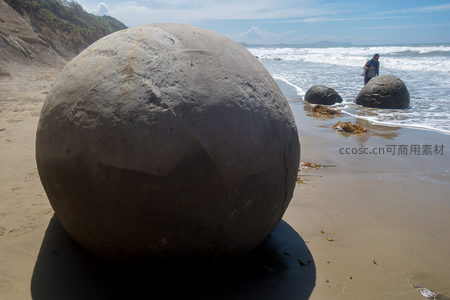 单颗摩拉基巨石占据画面主体，海浪轻拍其基座，细节震撼