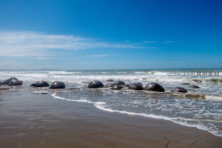 新西兰摩拉基巨石滩阳光下的海浪轻抚奇石