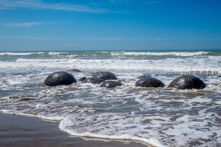 碧海蓝天映衬下，摩拉基巨石静卧潮间带