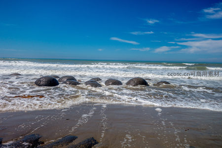 海浪轻吻摩拉基巨石群，演绎亿万年地质诗篇