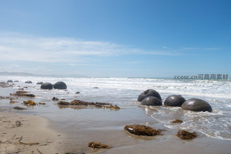 新西兰摩拉基巨石滩阳光下的海蚀奇观
