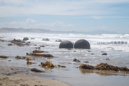 潮汐中的摩拉基巨石群与远山轮廓