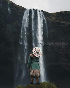 维京战士静立塞里雅兰瀑布前凝望苍穹