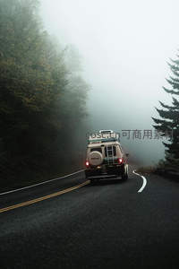 雾中房车蜿蜒穿行林间山路，静谧神秘的秋日自驾之旅