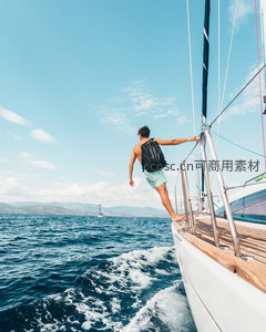 帆船甲板跃入碧海瞬间，背影携背包迎风而立，远山与航迹勾勒夏日航海自由画卷