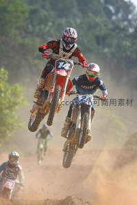 越野摩托飞跃尘土赛道，激烈竞速瞬间定格