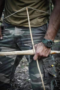 丛林中手持简易木弓的户外生存者特写