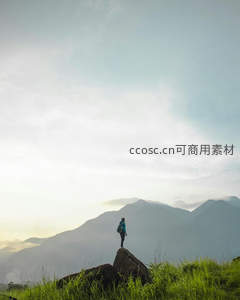 晨雾山巅独行者伫立巨石远眺群峰