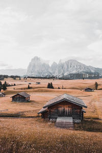 阿尔卑斯山麓秋日牧场木屋静谧风光