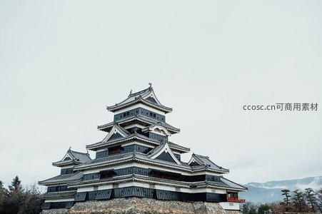 日本松本城雪后静谧古堡，黑白飞檐层叠映衬远山