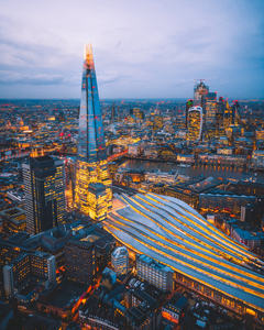 伦敦夜幕下的碎片大厦与圣潘克拉斯车站灯火交辉