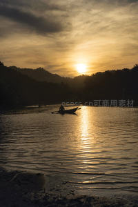 黄昏河面泛金光，孤舟剪影划破静谧水面，远山层叠如画