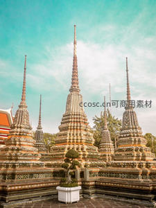 曼谷卧佛寺琉璃佛塔群，青空映衬泰式精雕细琢