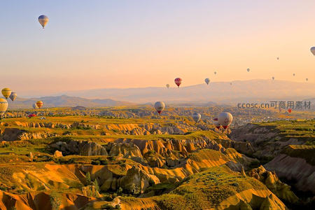 卡帕多奇亚热气球升空，日出时分奇幻岩谷如梦似幻
