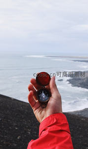 手持古铜指南针眺望海岸，探索未知的旅程启程