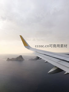 机翼掠过海面孤岛，云层低垂如梦