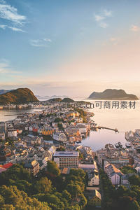 挪威峡湾小镇鸟瞰图，彩色屋舍依山傍水，夕阳温柔