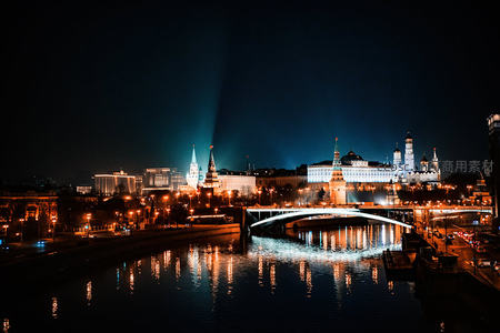 莫斯科克里姆林宫夜景灯光璀璨映照河面与桥梁