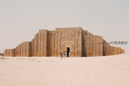 埃及左塞尔阶梯金字塔前游客驻足，古老石构诉说四千年前文明