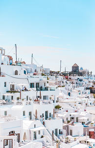 圣托里尼蓝白小镇依崖而建，地中海阳光洒满屋顶与露台