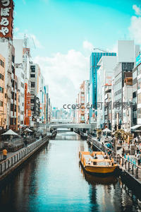 东京运河街景：橙色游船穿行现代建筑与传统商铺之间