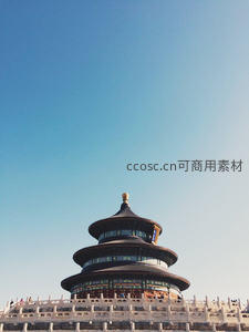 天坛祈年殿仰视特写，三层重檐蓝瓦金顶映衬澄澈晴空