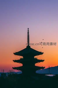 夕照下的五重塔剪影，飞鸟掠过渐变紫橙天空，山峦轮廓隐约