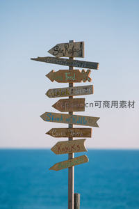 海边木质路标指向圣拉斐尔、悬崖跳水、皮划艇等热带冒险项目