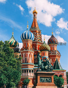 圣瓦西里大教堂穹顶在蓝天白云下色彩斑斓，前方矗立着米宁与波扎尔斯基纪念碑。