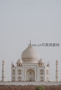 泰姬陵宏伟穹顶与对称四塔在灰白天空下的庄严剪影