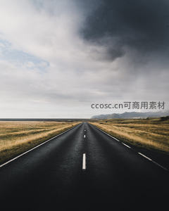 笔直公路延伸至远方，乌云压境预示风雨将至的壮阔景象