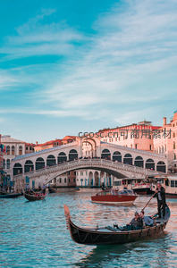 威尼斯叹息桥下贡多拉穿梭，水城黄昏光影交织如画