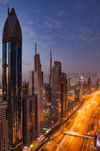 迪拜黄昏城市天际线：哈利法塔与流光车轨交织的未来都市