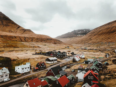 法罗群岛村庄 nestled 山谷间彩色屋顶与云雾缭绕