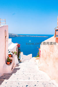 圣托里尼蓝顶白墙阶梯巷道与爱琴海远景航拍