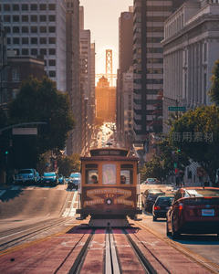 旧金山 Powell 街缆车穿行城市峡谷日落时分