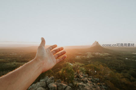 日落时分伸向远山的手掌与层叠丘陵剪影