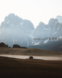 薄雾笼罩的阿尔卑斯山麓牧场小屋