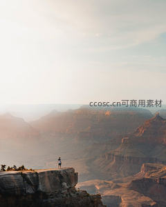 游客伫立大峡谷悬崖远眺层峦叠嶂