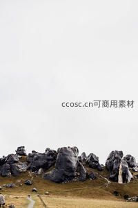 阴天下的黑色玄武岩巨石群与徒步小径