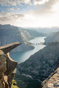 挪威峡湾悬崖边巨石悬挑俯瞰碧蓝水域