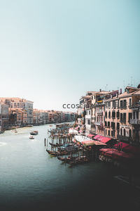 威尼斯大运河畔，贡多拉静泊彩色老屋之间